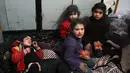 Anak-anak menangis di sebuah rumah sakit setelah pasukan pemerintah membombardir wilayah Ghouta Timur, Damaskus, Suriah, Senin (19/2). Warga khawatir operasi pasukan Suriah itu akan mengubah tempat mereka menjadi Aleppo. (AFP PHOTO/Hamza Al-Ajweh)