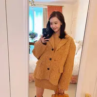 Seperti inilah potret cantik Yoona SNSD saat di acara brand Miu Miu. Ia tampil cantik elegan dengan mengenakan blazer dan rok. [Foto: instagram/yoona__lim]