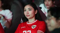 Natascha Germania tampak serius saat nobar pertandingan Timnas Indonesia vs China di Kompleks Stadion Utama Gelora Bung Karno (SUGBK), Senayan, Jakarta, Selasa (15/10/2024) malam WIB. (Bola.com/Abdul Aziz)