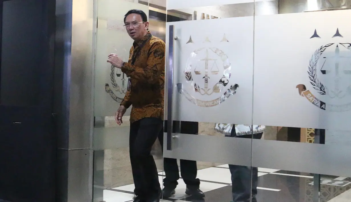 Mantan Komisaris Utama PT Pertamina (Persero), Basuki Tjahaja Purnama alias Ahok bersiap meninggalkan gedung Kejaksaan Agung Republik Indonesia, Jakarta, Kamis (13/3/2025). (merdeka.com/Arie Basuki)