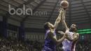 Pebasket Garuda Bandung, Chris Ware, berusaha memasukan bola saat melawan CLS Knights pada laga IBL Regular Season 2017 di C-tra Arena Bandung, Jawa Barat, Minggu (26/2/2017). Garuda kalah 54-57 atas CLS. (Bola.com/Vitalis Yogi Trisna)