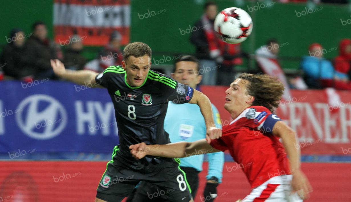 Gelandang Wales, Andy King (kiri) mencoba melewati hadangan kapten Timnas Austria, Julian Baumgartlinger, dalam laga yang berkesudahan 2-2, Kamis dini hari WIB. (Bola.com/Reza Khomaini)