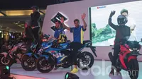 Pebalap MotoGP dari Suzuki Ecstar, Andrea Iannone, menyapa penggemarnya menghadiri peluncuran motor Suzuki GSX-R150 dan GSX-S150 di Cilandak Town Square, Jakarta, Sabtu (18/2/2017). (Bola.com/Vitalis Yogi Trisna)