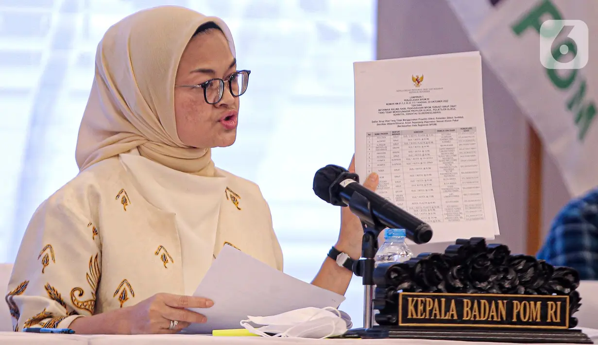 Kepala Badan Pengawas Obat dan Makanan (BPOM) Penny K. Lukito menunjukkan data saat menyampaikan keterangan dalam konferensi pers terkait obat sirup di Gedung BPOM, Jakarta, Minggu (23/10/2022). Menurut Kepala BPOM Penny K. Lukito, sirup Termorex terkait Konimex dipastikan hanya tercemar pada batch tertentu yakni nomor izin edar DBL7813003537A1, kemasan dus, botol plastik 60 ml. (Liputan6.com/Faizal Fanani)