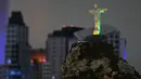 Miniatur patung Kristus Penebus di Rio de Janeiro, Brasil dipamerkan saat acara Gulliver’s Gate di Times Square, New York City, Senin (10/4). Tempat dan situs dari 50 negara ditampilkan dalam pameran ini. (AFP PHOTO / TIMOTHY A)