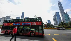 uah bus wisata terlihat di Shenzhen, Provinsi Guangdong, China selatan (22/10/2020). Shenzhen pada Kamis (22/10) meluncurkan tiga jalur bus wisata bagi wisatawan, yang masing-masing menampilkan budaya, teknologi, dan pemandangan malam kota tersebut. (Xinhua/Mao Siqian)