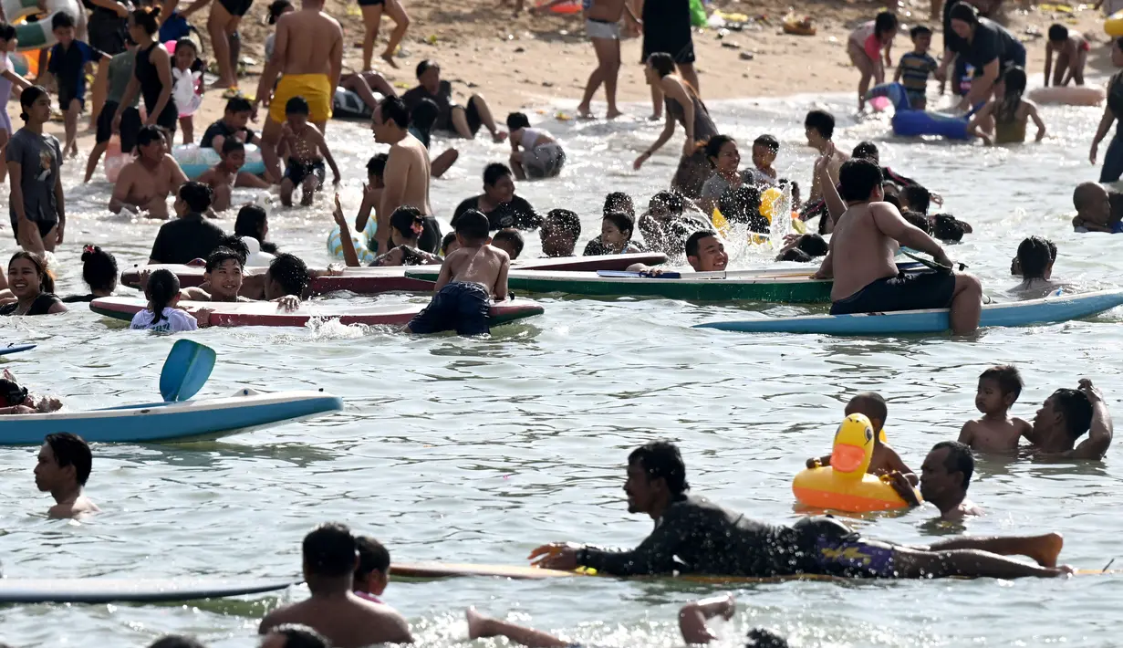 Umat akan melakukan ritual pembersihan diri atau melukat dengan mandi dan keramas di sumber mata air, pantai, atau sungai yang dianggap suci. (SONNY TUMBELAKA/AFP)