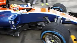 Pembalap F1 tim Manor Racing, Rio Haryanto bersiap melakukan latihan pertama di Australian Formula One Grand Prix di Melbourne (18/3). Dalam latihan tersebut mobil Rio mengeluarkan percikan api. (REUTER /Brandon Malone)