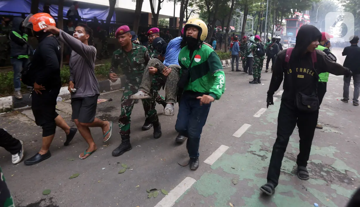 Aksi unjuk rasa massa dipicu tewasnya pengemudi ojek online bernama Affan Kurniawan akibat dilindas kendaraan rantis Brimob. (Liputan6.com/Helmi Fithriansyah)