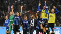 Inter Milan players celebrate their victory over AC Milan at the end of their Italian Serie A soccer match at the San Siro stadium in Milan, Italy, September 13, 2015. Inter Milan won 1-0.REUTERS/Giorgio Perottino
