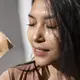 Tren kecantikan dari media sosial selalu berhasil mencuri perhatian, termasuk teknik makeup terbaru yang dikenal dengan istilah cloud skin. (foto/dok: freepik)