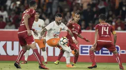 Striker Borneo FC, Marlon Da Silva, menghindari kepungan pemain Persija Jakarta pada laga Liga 1 di SUGBK, Jakarta, Sabtu (14/4/2018). Persija menang 2-0 atas Borneo FC. (Bola.com/Vitalis Yogi Trisna)