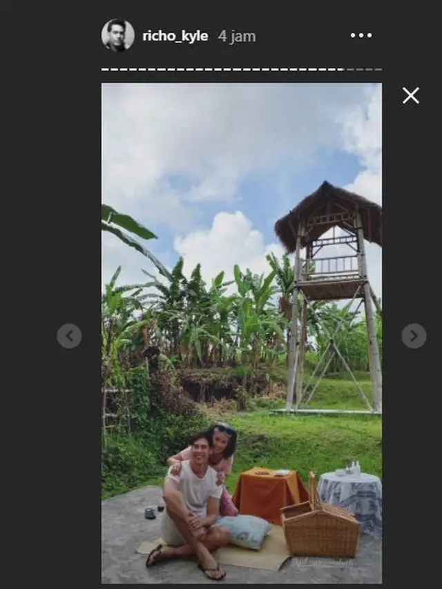 5 Potret Richard Kyle Piknik Bareng Mama di Bali, Sampai Bawa Rantang