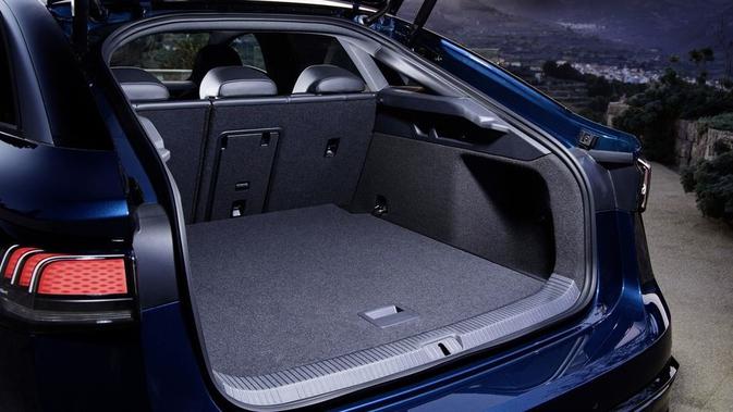 Dimensi mobil ini diperkirakan akan mirip dengan Honda Accord.  Pintu bagasi yang terbuka ke jendela belakang menjadikan mobil ini seperti lift.  Bukaan pintu seperti ini membuat ruang kargo ID.7 lebih mudah dan luas.  (Sumber: Volkswagen via caranddriver.com)