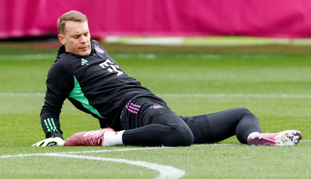 Kiper Bayern Munchen Manuel Neuer melakukan peregangan selama sesi Latihan menjelang leg kedua semifinal Liga Champions 2023/2024 di tempat latihan Saebener Strasse di Munich, Selasa (7/5/2024). (ALEXANDRA BEIER / AFP)