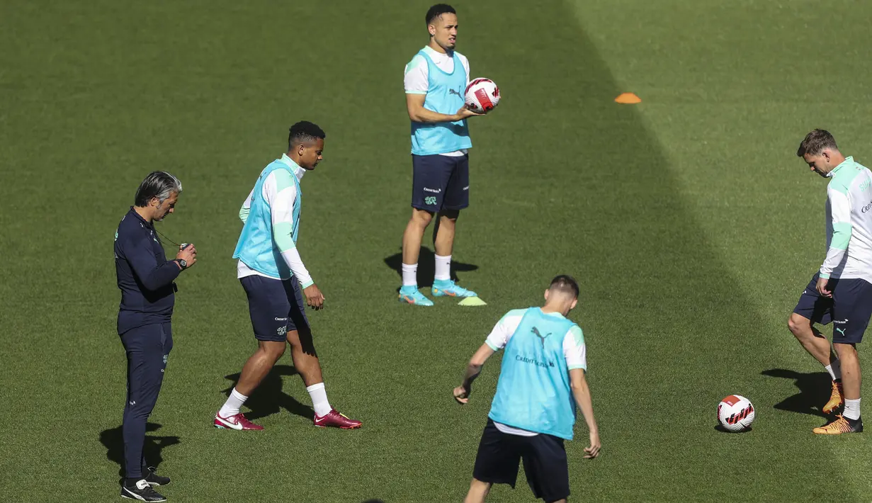 Pelatih timnas Swiss Murat Yakin (kiri) memimpin sesi latihan di Stadion Jose Alvalade di Lisbon, Sabtu (4/6/2022). Portugal akan menjamu Swiss pada matchday 2 Grup 2 UEFA Nations League A 2022/2023, Senin 6 Juni 2022 dini hari WIB di Estadio Jose Alvalade. (CARLOS COSTA / AFP)