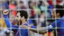  Lionel Messi merayakan golnya bersama Neymar saat melawan  Villarreal pada lanjutan La Liga pekan ke-36 di Camp Nou stadium, Barcelona (6/5/2017). Barcelona menang 4-1. (AP/Manu Fernandez)