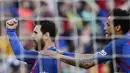  Lionel Messi merayakan golnya bersama Neymar saat melawan  Villarreal pada lanjutan La Liga pekan ke-36 di Camp Nou stadium, Barcelona (6/5/2017). Barcelona menang 4-1. (AP/Manu Fernandez)