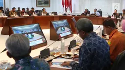 Presiden Joko Widodo atau Jokowi didampingi Wapres Jusuf Kalla memimpin rapat terbatas di Istana, Jakarta, Selasa (2/10). Rapat terbatas membahas penanganan korban gempa di Sulawesi Tengah. (Liputan6.com/Angga Yuniar)