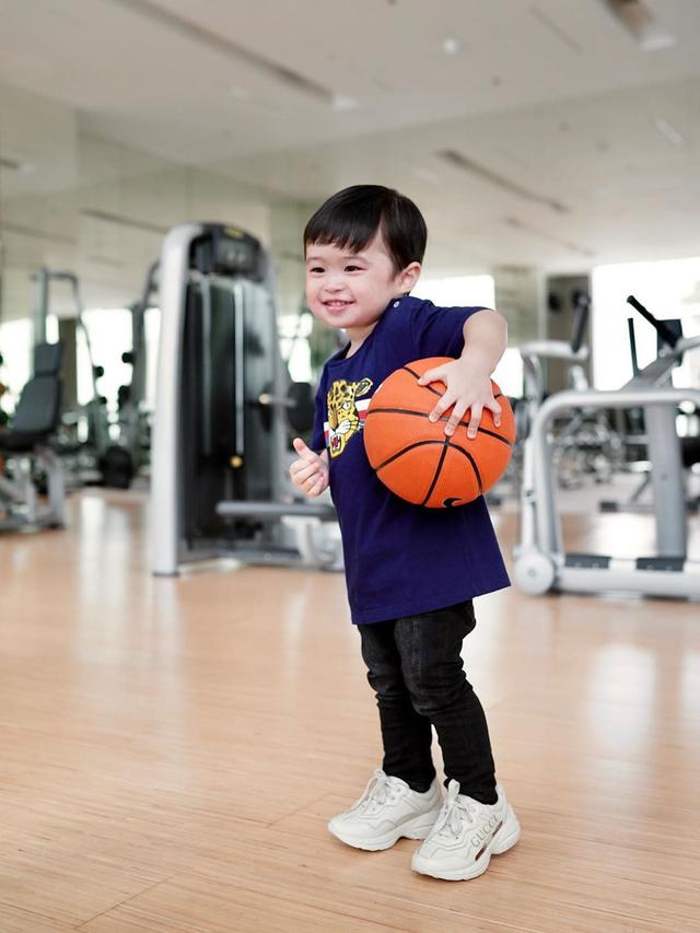 Disebut Mirip Sang Ayah, Ini 6 Potret Menggemaskan Raphael Moeis