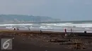 Ceceran sampah plastik dan sisa tanaman terlihat di pinggir Pantai Depok, Bantul, Yogyakarta, Minggu (27/3/2016). Pantai Depok menjadi lokasi wisata alternatif di Daerah Istimewa Yogyakarta yang ramai dikunjungi. (Liputan6.com/Helmi Fithriansyah)