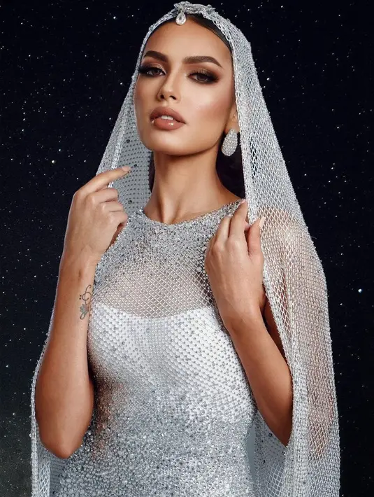 Miss Pakistan ini melengkapi penampilan dengan aksesori hiasan kepala dan anting-antingnya. Dengan makeup bernuansa kecoklatan dari lipstik coklat glossy, blush on, dan eyeshadow pada riasan matanya.  [@ericarobin_official]