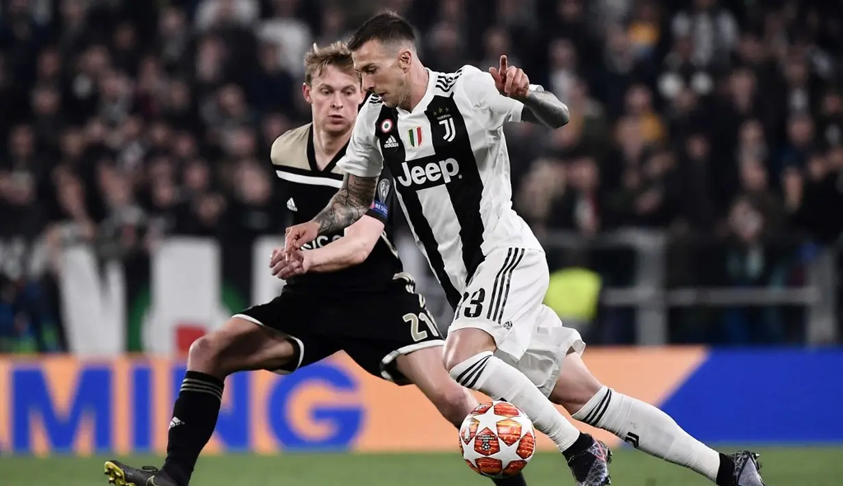 Aksi Federico Bernadeschi berusaha melewati pengawasan Frankie De Jong pada leg kedua laga perempat final Liga Champions yang berlangsung di Stadon Allianz, Turin, Rabu (17/4). Juventus kalah 1-2 Kontra Ajax. (AFP/Filippo Monteforte)