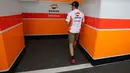 Pebalap Honda Repsol, Marc Marquez, mengecek kondisi paddock di Sirkuit Motegi, Tochigi Prefecture, Kamis (12/10/2017). MotoGP Jepang akan bergulir pada Minggu ini. (AP/Shizuo Kambayashi)