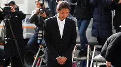 Penyanyi Korea Selatan, Jung Joon Young tiba untuk menjalani pemeriksaan di Kantor Polisi Metro Seoul, Kamis (14/3). Jung Joon Young dituduh melakukan rekaman  secara ilegal dan membagikannya di media sosial. (REUTERS/Kim Hong-Ji)