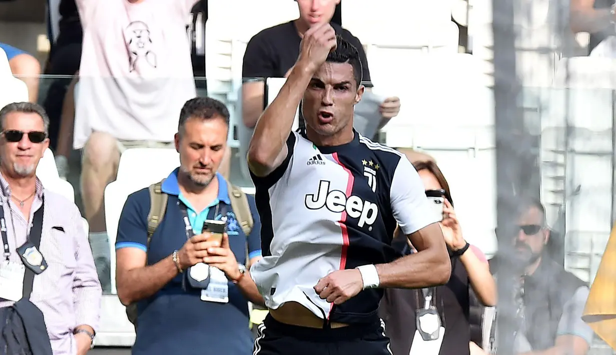 Striker Juventus, Cristiano Ronaldo, melakukan selebrasi usai membobol gawang SPAL pada laga Serie A di Stadion Allianz, Sabtu (28/9). Juventus menang 2-0 atas SPAL.  (AP/Alessandro Di Marco)