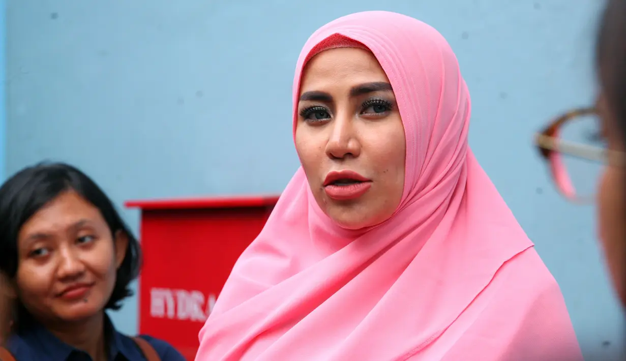 Keputusannya berhijab ini juga mendapat dukungan dari sang mama. Bahkan, Cinta pun rela jika memang Tuhan membuatnya menjadi miskin asalkan itu menjadi  penghapus dosa bagi dirinya. (Nurwahyunan/Bintang.com)