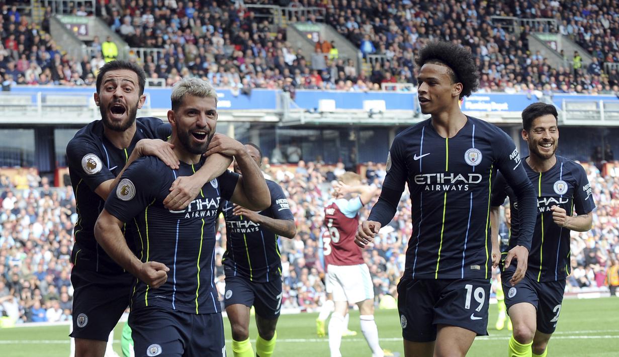 Para pemain Manchester City merayakan gol yang dicetak oleh Sergio Aguero ke gawang Burnley pada laga Premier League di Stadion Turf Moor, Minggu (28/4). Manchester City menang 1-0 atas Burnley. (AP/Rui Vieira)