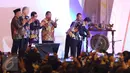 Presiden Joko Widodo memukul gong saat meresmikan pembukaan rapat kerja nasional Badan Pengurus Pusat Himpunan Pengusaha Muda Indonesia (Rakernas BPP Hipmi) dan Peluncuran "Hipmi Go to School 2017 di Jakarta, Senin (27/3). (Liputan6.com/Angga Yuniar)