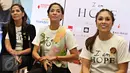 Aktris Wulan Guritno (kanan) bersama tim produser Amanda Soekasah (tengah) dan Janna Soekasah menyampaikan keterangan pers jelang konser donasi 'I am Hope' di TIM, Jakarta, Kamis (4/2/2016). (Liputan6.com/Immanuel Antonius)