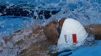 Perenang Indonesia, Siman Sudartawa, meraih emas nomor 50 meter gaya punggung pada SEA Games di National Aquatic, Kuala Lumpur, Senin (21/8/2017). Siman memecahkan rekor SEA Games dengan waktu 25,20 detik. (Bola.com/Vitalis Yogi Trisna)