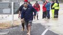 Orang-orang menjauh dari air banjir di Hastings, tenggara Auckland, Selandia Baru, Selasa (14/2/2023). Ini merupakan ketiga kalinya dalam sejarah Selandia Baru bahwa status Keadaan Darurat Nasional telah diumumkan. (Paul Taylor /Hawkes Bay Today via AP)