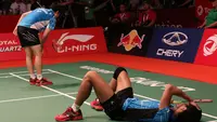 Tontowi Ahmad dan Liliyana harus sampai jatuh bangun mengembalikan kok. (Bola.com/Arief Bagus)