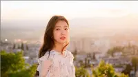 Buat kencanmu bak negeri dongeng dengan memakai gaun floral seperti Park Shin Hye. (dok. Instagram @ssinz7april/https://www.instagram.com/p/BtPqNfeHP1Y/Esther Novita Inochi)