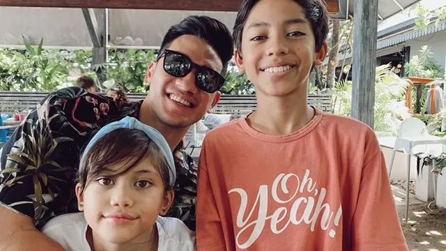Ditinggal Nana Mirdad Liburan, Ini 7 Momen Andrew White saat Asuh Anak