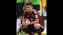 Tangis pemain Kolombia, James Rodriguez pecah setelah negaranya dikalahkan Brasil 1-2, Jumat (4/7/14). (AFP PHOTO/FABRICE COFFRINI)