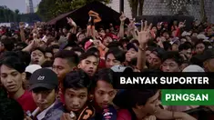 Suporter Persija, Jakmania terlihat banyak yang mengalami pingsan karena memadati area Stadion Utama Gelora Bung Karno.