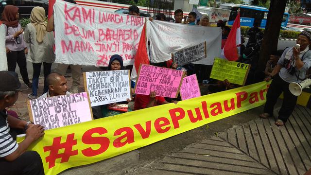 Sejumlah warga Pulau Pari, Kepulauan Seribu, melakukan doa bersama di depan Kantor Ombudsman RI, Kuningan, Jakarta Selatan. (Merdeka.com/Nur Habibie)