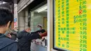 Para pelanggan membeli mi sapi di sebuah restoran di Xiangyang, Provinsi Hubei, China tengah, pada 16 Maret 2020. Beberapa restoran mi sapi di Xiangyang kembali melanjutkan bisnis dengan layanan take away pada Senin (16/3). (Xinhua/Xie Jianfei)