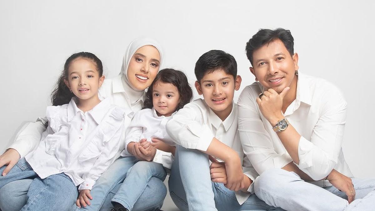 Fairuz A Rafiq &amp; Sonny Septian Beri Karyawan Kado Ultah Tiket Konser BTS