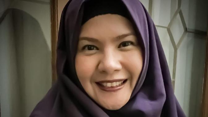 Theresia Ebenna kini tampil cantik dengan hijab setelah mantap berhijrah. (Sumber: Kapanlagi/Instagram/@teretorial)