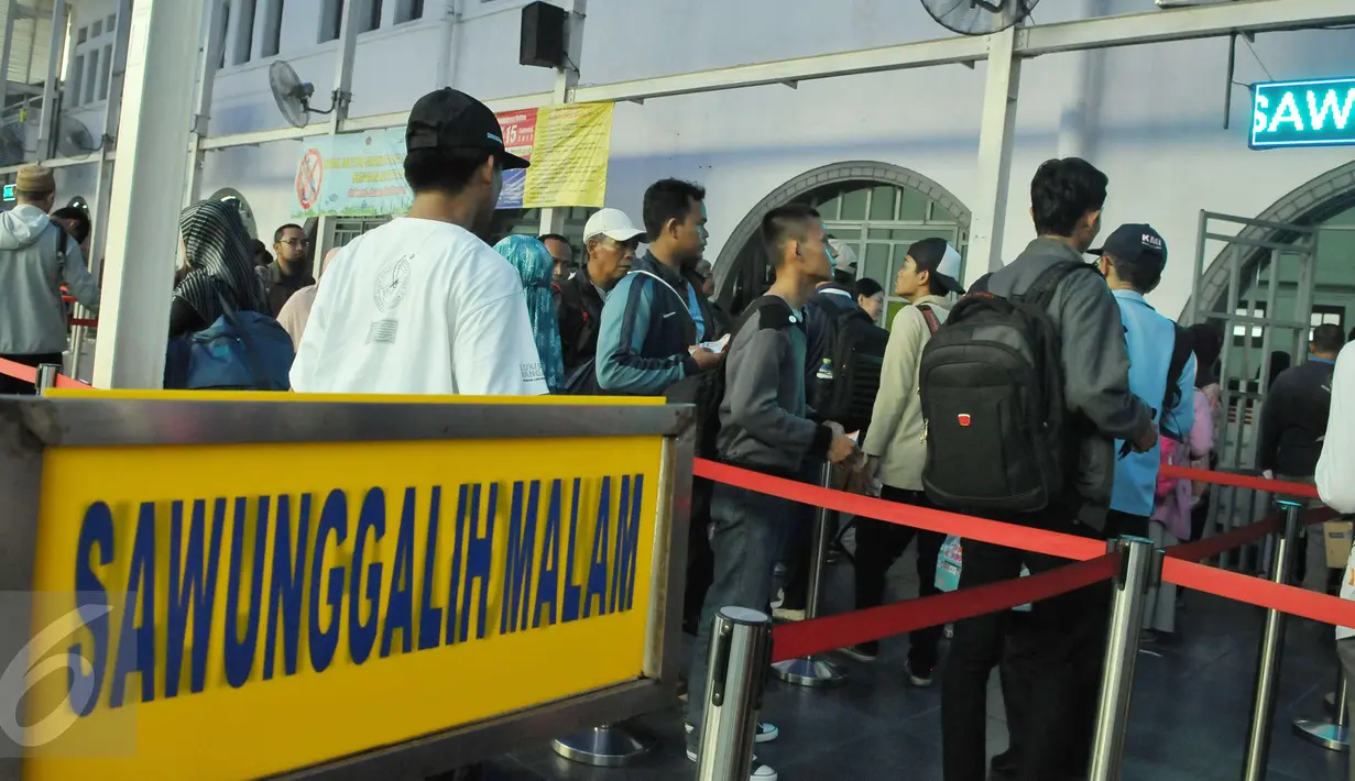 Sejumlah calon penumpang mengantre memasuk peron kereta api di Stasiun Pasar Senen, Jakarta, Jumat (14/4). Pengguna jasa kereta api meningkat menjadi 33.000 penumpang dari hari biasa yang hanya 22.000. (Liputan6.com/Helmi Afandi)