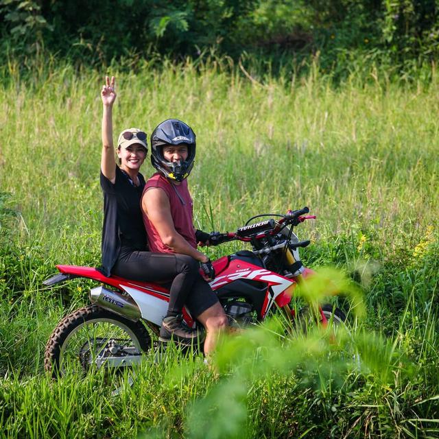 Romantis, 6 Momen Pasangan Seleb Boncengan Naik Sepeda Motor Ini Bikin Baper