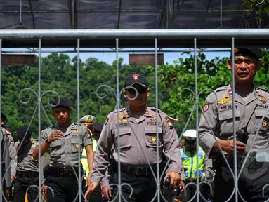 Aparat kepolisian melakukan penjagaan ketat di pintu masuk dermaga Lapas Nusakambangan, Cilacap, Senin (27/4/2015). Menjelang eksekusi mati terpidana narkoba, penjagaan di Dermaga Wijayapura mulai diperketat. (Liputan6.com/Yoppy Renato)