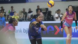 Pemain Jakarta Livin Mandiri, Sulastri Rahma Aulia (tengah) berusaha membangun serangan saat menghadapi Jakarta Electric PLN pada laga seri kedua putaran kedua PLN Mobile Proliga 2024 di GOR Si Jalak Harupat, Kabupaten Bandung, Jumat (7/6/2024). Jakarta Livin Mandiri kalah 0-3 (19-25, 22-25, 24-26). (Dok. PBVSI)
