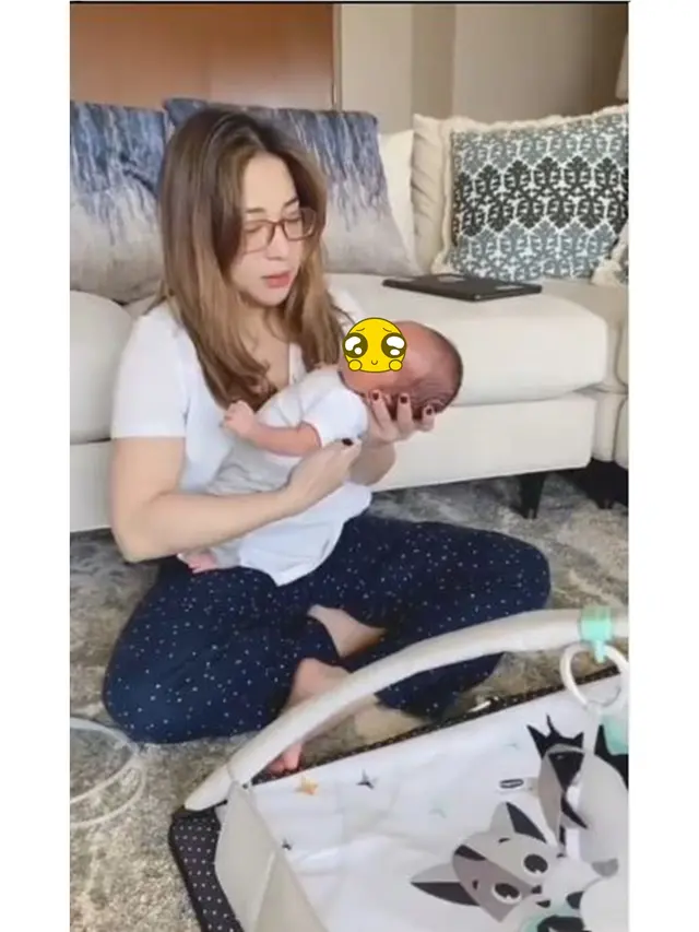 6 Potret Nikita Willy Urus Baby Izz Tanpa Pengasuh, Cara Duduknya Jadi Sorotan